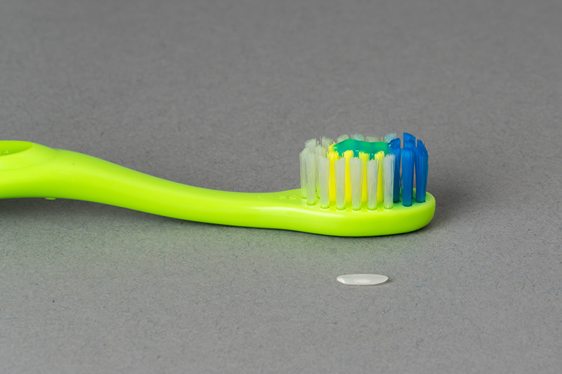 toothpaste amount for small kids size of the grain of rice